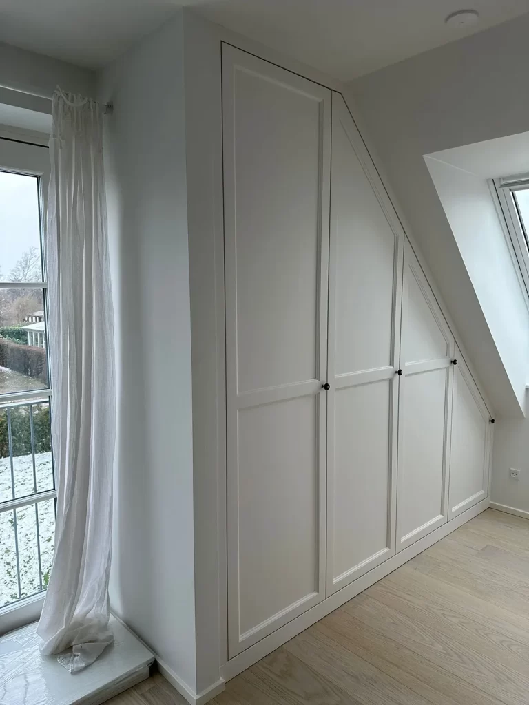 Hjørnegarderobe under skråtag – kompakt og elegant løsning til soveværelse